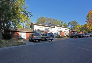 Berkshire Village Townhouses in Kansas City, KS - Building Photo