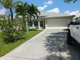 711 SE 12th Ct in Cape Coral, FL - Building Photo
