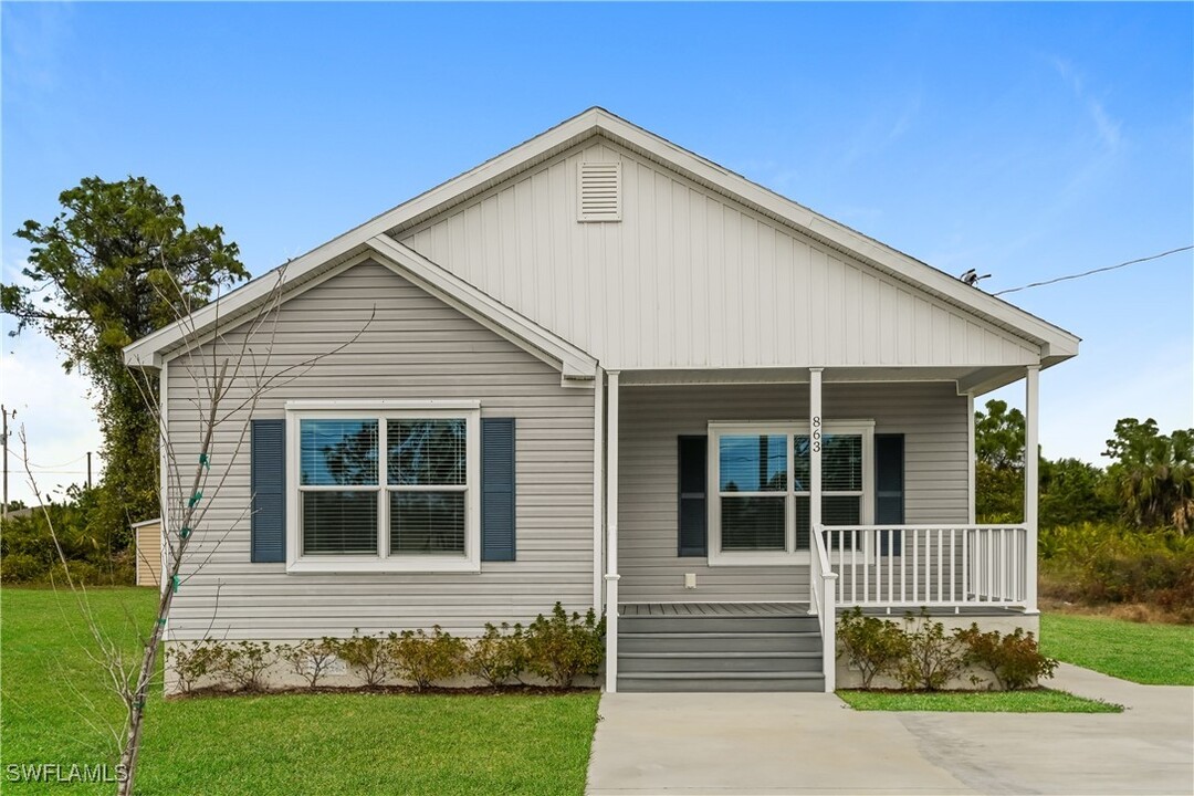 863 Grant Blvd in Lehigh Acres, FL - Foto de edificio