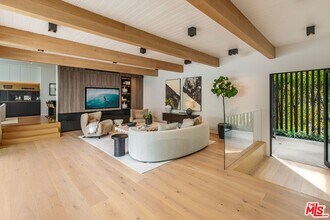 9455 Eden Dr in Beverly Hills, CA - Building Photo - Building Photo