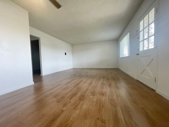 682 W Hemlock St in Port Hueneme, CA - Building Photo - Building Photo