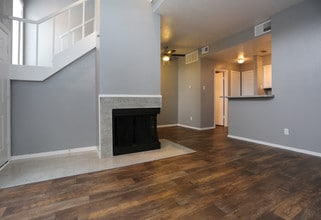 Woodbridge Townhomes in Arlington, TX - Foto de edificio - Interior Photo