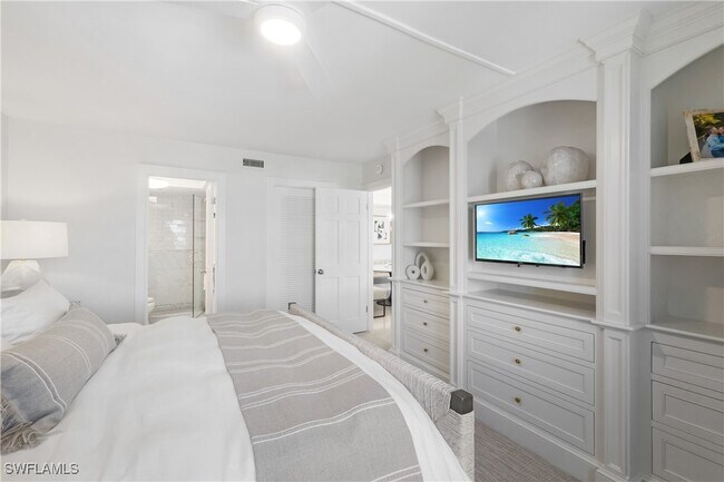 property at 2600 Gulf Shore Blvd N