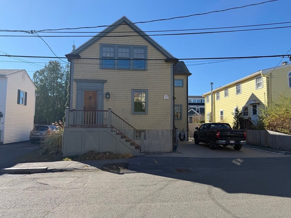 17 Central St in Marblehead, MA - Building Photo