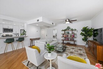 725 S Barrington Ave in Los Angeles, CA - Building Photo - Building Photo