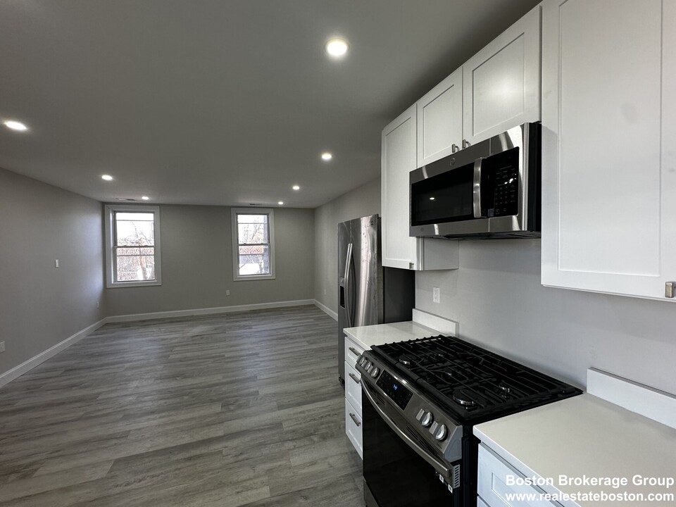 51 Burrell St, Unit R in Boston, MA - Building Photo