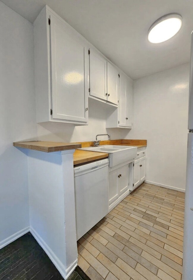 1940 S Beverly Glen Blvd, Unit 2 in Los Angeles, CA - Foto de edificio - Building Photo