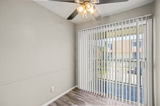 Woodside Villas Apartments in Irving, TX - Building Photo - Interior Photo