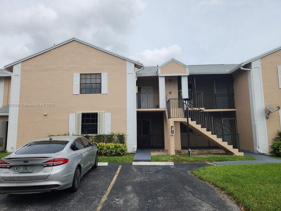 1017 Washington Cir in Homestead, FL - Foto de edificio