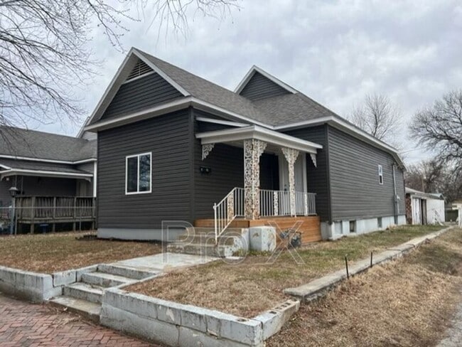 property at 808 N Elm St