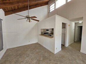 7749 SW 100th St in Miami, FL - Foto de edificio - Building Photo
