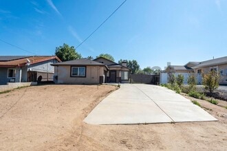 1365 Valley View Ave in Norco, CA - Foto de edificio - Building Photo