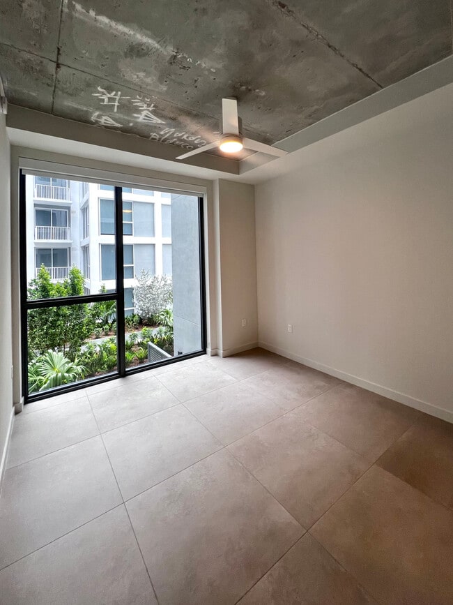137 NW 30th St, Unit C1 in Miami, FL - Building Photo - Building Photo