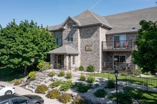 Meadow Ridge Apartments in Pewaukee, WI - Building Photo