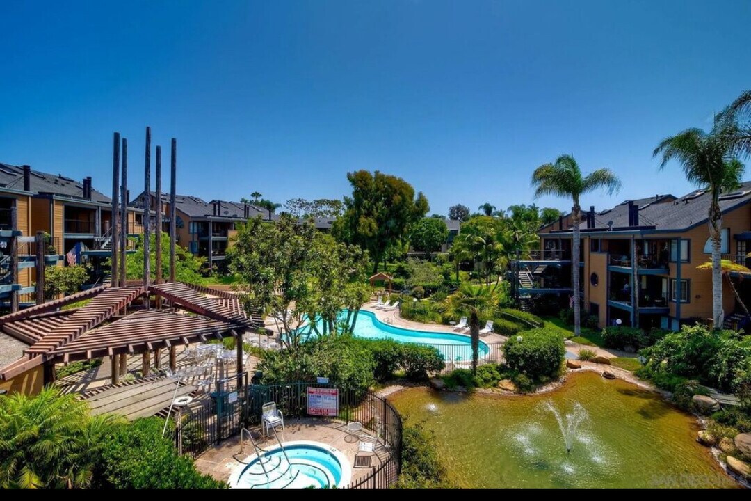 4010 Layang Layang Cir in Carlsbad, CA - Building Photo