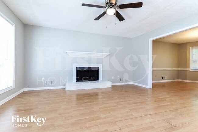 2021 Buckley Trail in Snellville, GA - Foto de edificio - Building Photo