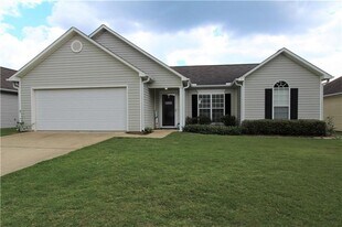 Cute 3/2 Home in Ogletree Village in Auburn, AL - Building Photo