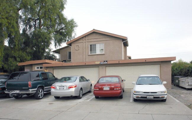 1183 W Hamilton Ave in Campbell, CA - Foto de edificio - Building Photo