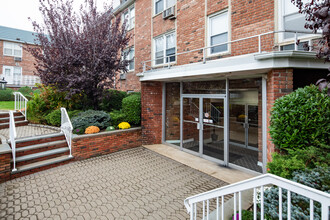 75 Noble St in Lynbrook, NY - Foto de edificio - Building Photo