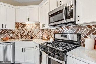 12527 Heykens Ln in Linton Hall, VA - Building Photo - Building Photo