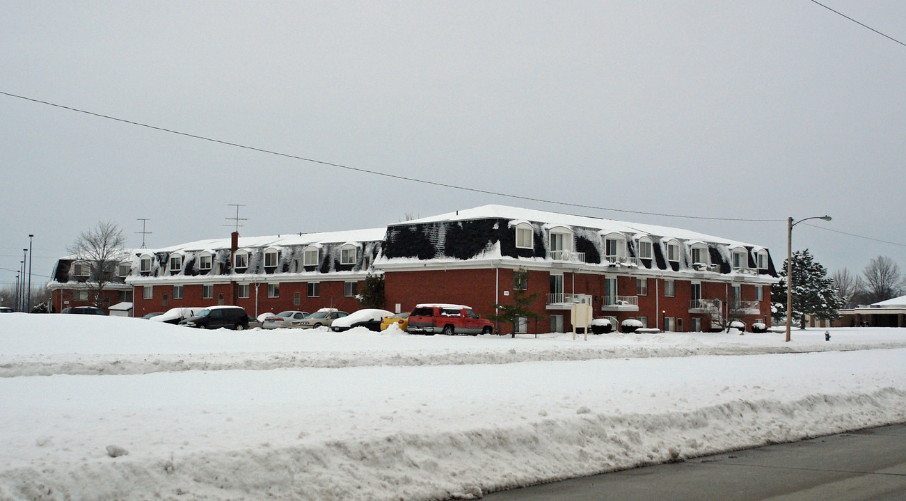 2100 Tower Blvd in Lorain, OH - Building Photo