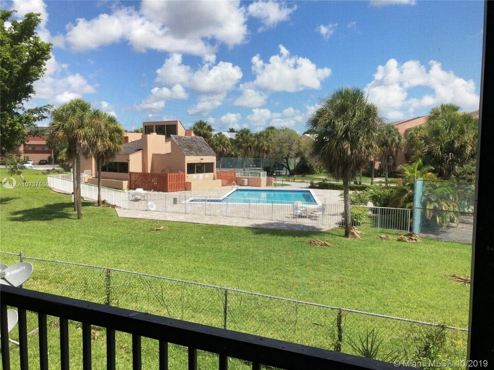 9000 NW 28th Dr-Unit -1-204 in Coral Springs, FL - Building Photo
