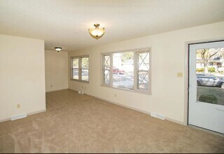 554 S Circle Dr in Derby, KS - Building Photo - Building Photo