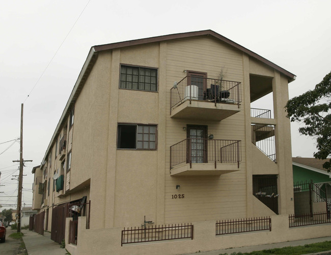 1025 Gaviota Ave in Long Beach, CA - Foto de edificio - Building Photo
