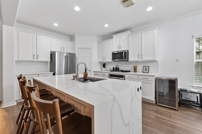 property at 66 S Longsford Cir