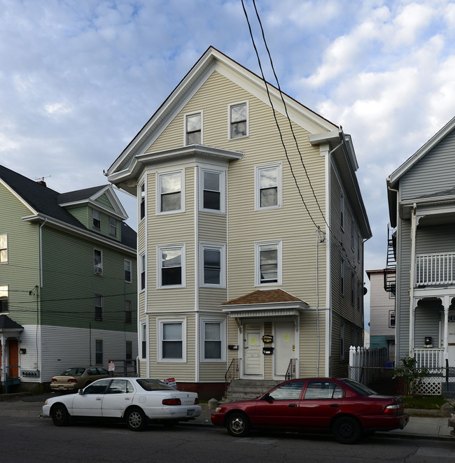 124-128 Illinois St in Central Falls, RI - Foto de edificio - Building Photo