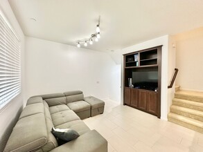 5085 Cascade Way in Oceanside, CA - Building Photo - Building Photo