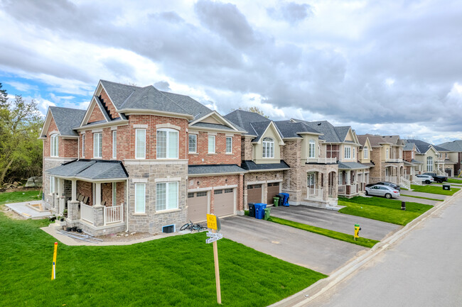 Royal Valley at Victoria Park in Guelph, ON - Building Photo - Primary Photo