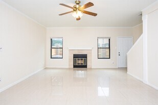 9800 Pagewood Ln in Houston, TX - Building Photo