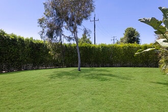11525 Calvert St in North Hollywood, CA - Foto de edificio - Building Photo