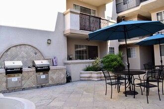 Regency at Sherman Oaks in Sherman Oaks, CA - Foto de edificio - Building Photo