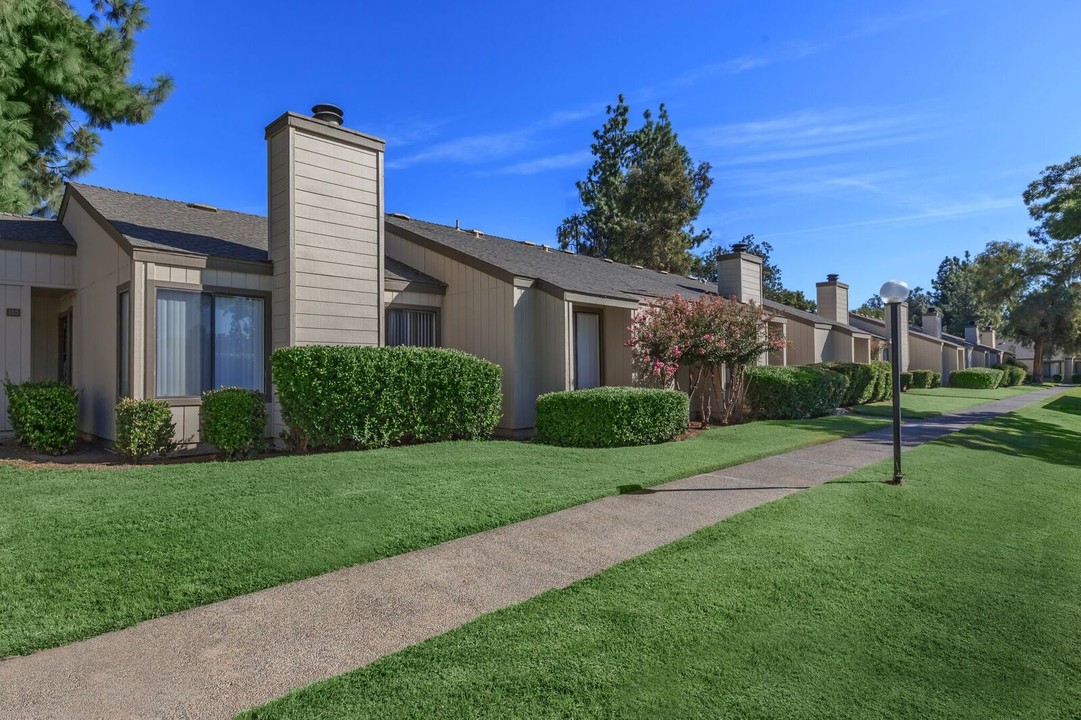 Cobblestone Village in Fresno, CA - Foto de edificio