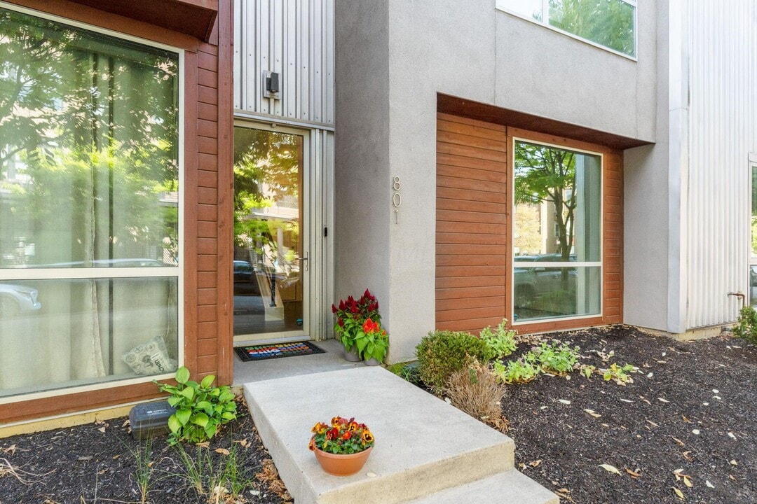 801 N 6th St in Columbus, OH - Building Photo