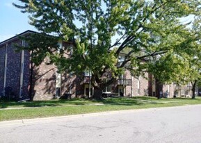 2204 Rainbow Ave in Bloomington, IL - Building Photo