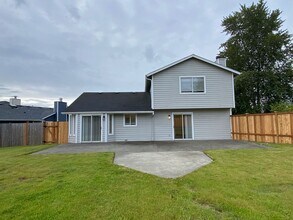 1438 SW 352nd Ct in Federal Way, WA - Building Photo - Building Photo