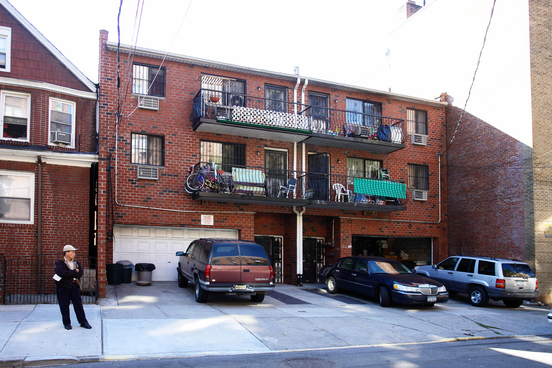 13228-13230 Maple Ave in Flushing, NY - Foto de edificio