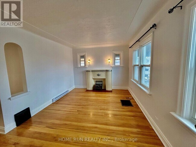 704 Brookfield Rd in Ottawa, ON - Building Photo - Building Photo