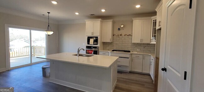 Room in House on Benjamin Dr in Flowery Branch, GA - Building Photo - Building Photo