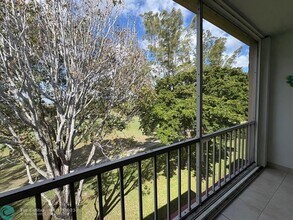 1055 Country Club Dr in Margate, FL - Building Photo - Building Photo