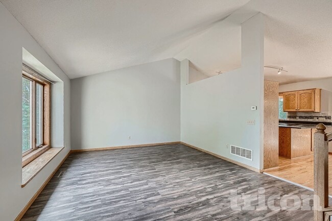 5077 Credit River Dr in Savage, MN - Building Photo - Building Photo