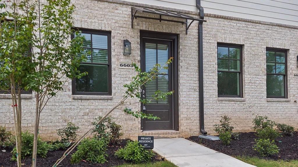 6603 Beacon Dr in Sandy Springs, GA - Building Photo