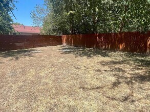 6902 Colony Park Dr in Austin, TX - Foto de edificio - Building Photo