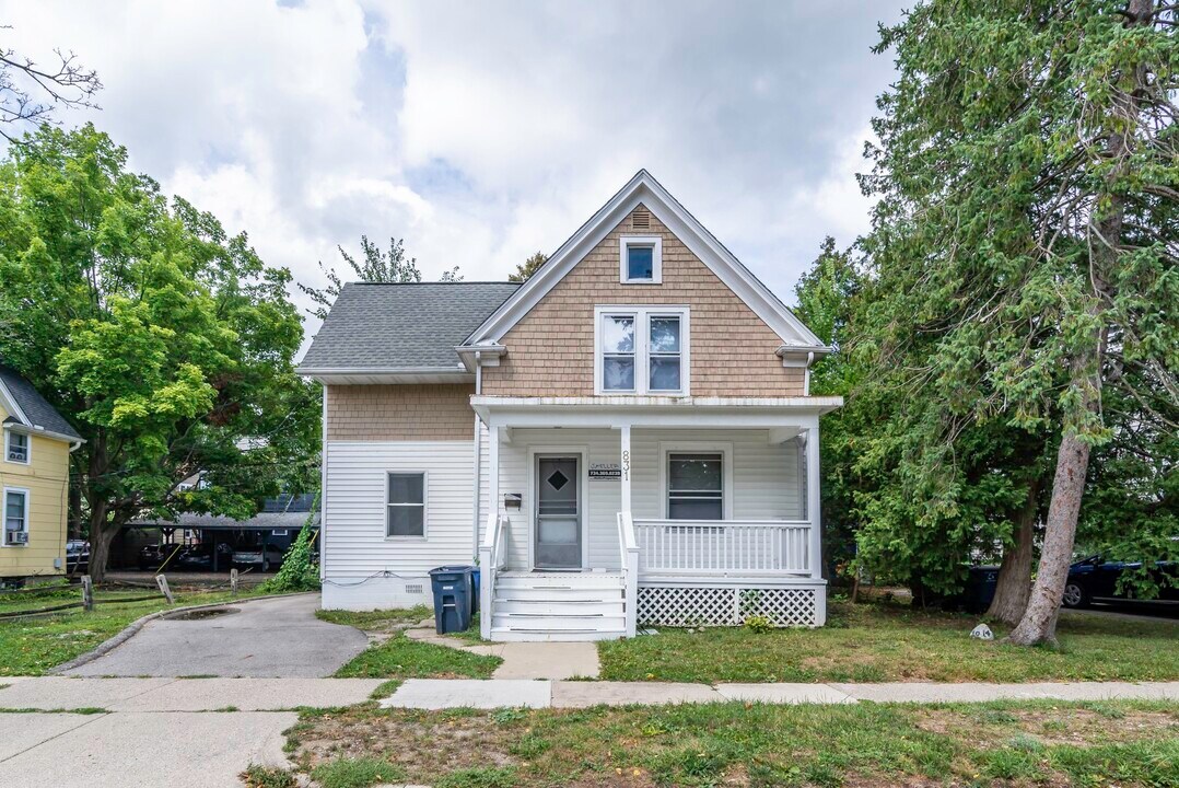 831 Brookwood Pl in Ann Arbor, MI - Building Photo