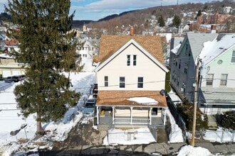 143 Locust St in Waterbury, CT - Foto de edificio - Building Photo