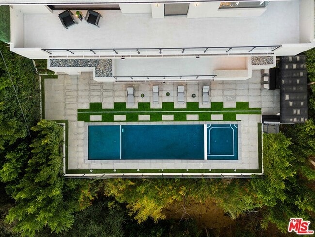 2358 Kimridge Rd in Beverly Hills, CA - Foto de edificio - Building Photo