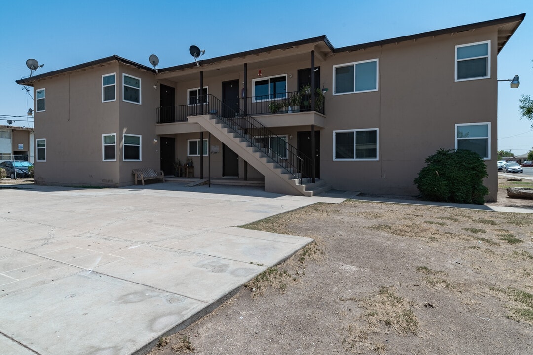 Desert Garden in El Centro, CA - Building Photo